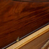 A GEORGE III HOLLY-STRUNG MAHOGANY STRAIGHT-STRUNG GRAND PIANO, WITH EBONY AND IVORY KEY COVERINGS - Foto 3