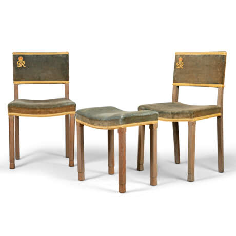 A PAIR OF GEORGE VI SILVERED OAK CORONATION CHAIRS AND MATCHING STOOL - фото 1