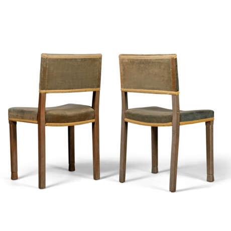 A PAIR OF GEORGE VI SILVERED OAK CORONATION CHAIRS AND MATCHING STOOL - фото 2
