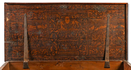 AN ITALIAN INK-DECORATED CYPRESS WOOD CASSONE - photo 2