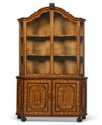 Empire colonial néerlandais (17-20 siècles). A DUTCH FLORAL MARQUETRY, FRUITWOOD, INDIAN ROSEWOOD AND AMARANTH DISPLAY CABINET