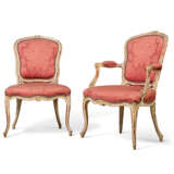 A SET OF TEN GEORGE III PARCEL-GILT, RED AND WHITE PAINTED DRAWING ROOM CHAIRS - Foto 2
