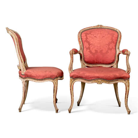 A SET OF TEN GEORGE III PARCEL-GILT, RED AND WHITE PAINTED DRAWING ROOM CHAIRS - photo 3