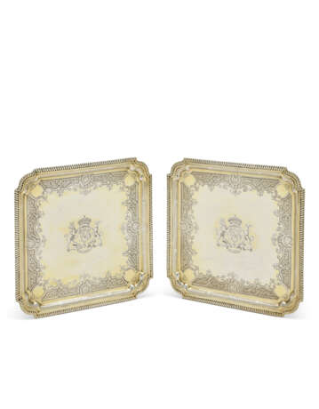 A PAIR OF GEORGE II SILVER-GILT WAITERS - фото 1