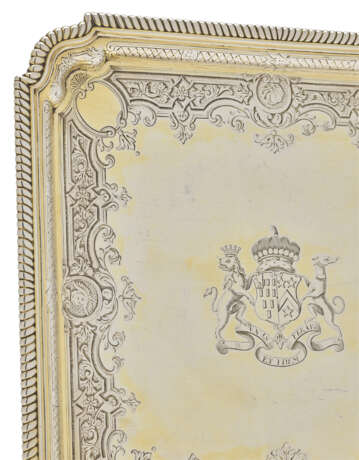 A PAIR OF GEORGE II SILVER-GILT WAITERS - Foto 2