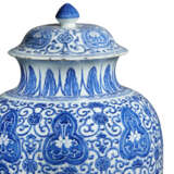 A PAIR OF CHINESE BLUE AND WHITE `SOLDIER` VASES AND COVERS - Foto 4