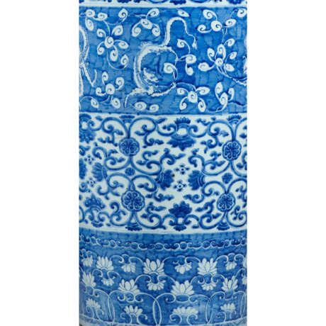 A PAIR OF CHINESE BLUE AND WHITE `SOLDIER` VASES AND COVERS - Foto 5