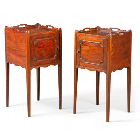 A PAIR OF GEORGE III MAHOGANY BEDSIDE CUPBOARDS - photo 2