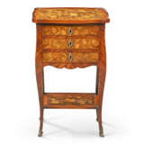 A LOUIS XV FLORAL MARQUETRY INLAID STAINED FRUITWOOD, TULIPWOOD AND KINGWOOD TABLE-EN-CHIFFONIERE - Foto 1