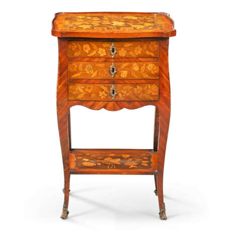 A LOUIS XV FLORAL MARQUETRY INLAID STAINED FRUITWOOD, TULIPWOOD AND KINGWOOD TABLE-EN-CHIFFONIERE - Foto 1