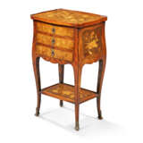 A LOUIS XV FLORAL MARQUETRY INLAID STAINED FRUITWOOD, TULIPWOOD AND KINGWOOD TABLE-EN-CHIFFONIERE - Foto 2