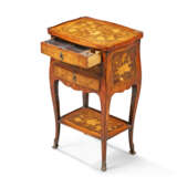 A LOUIS XV FLORAL MARQUETRY INLAID STAINED FRUITWOOD, TULIPWOOD AND KINGWOOD TABLE-EN-CHIFFONIERE - Foto 3