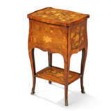 A LOUIS XV FLORAL MARQUETRY INLAID STAINED FRUITWOOD, TULIPWOOD AND KINGWOOD TABLE-EN-CHIFFONIERE - Foto 4