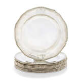 A SET OF TWELVE GEORGE III SILVER DINNER PLATES FROM THE 2ND BARON SANDYS` DINNER SERVICE - фото 1