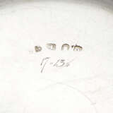 A SET OF TWELVE GEORGE III SILVER DINNER PLATES FROM THE 2ND BARON SANDYS` DINNER SERVICE - photo 3