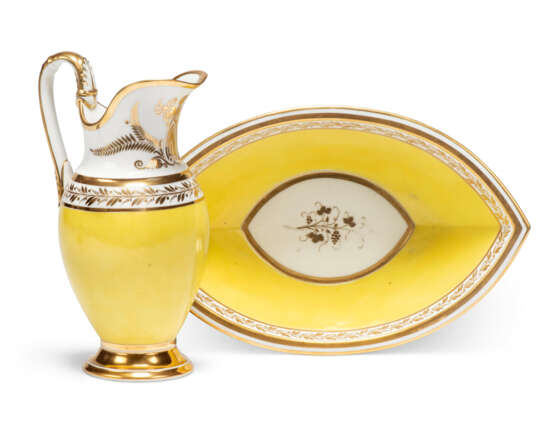 A PARIS PORCELAIN YELLOW-GROUND EWER AND BASIN - фото 1