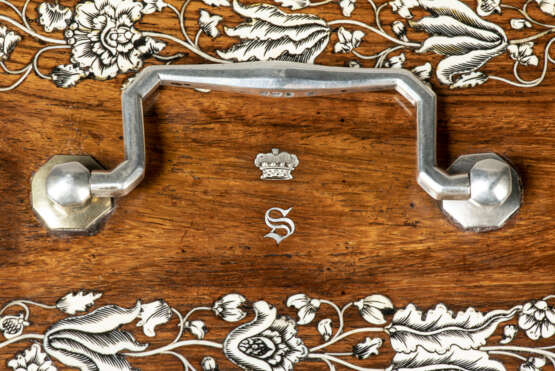 AN ANGLO-INDIAN SILVER-MOUNTED AND ENGRAVED-IVORY INLAID INDIAN ROSEWOOD TEA CADDY - фото 3