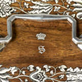 AN ANGLO-INDIAN SILVER-MOUNTED AND ENGRAVED-IVORY INLAID INDIAN ROSEWOOD TEA CADDY - Foto 3