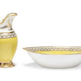 A PARIS PORCELAIN YELLOW-GROUND EWER AND BASIN - фото 2