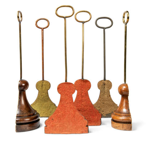 A SET OF SIX BRASS-MOUNTED OAK AND ELM, LEAD-WEIGHTED DOORSTOPS - Foto 4