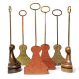 A SET OF SIX BRASS-MOUNTED OAK AND ELM, LEAD-WEIGHTED DOORSTOPS - Foto 4