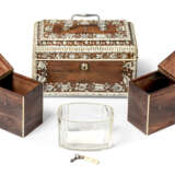 AN ANGLO-INDIAN SILVER-MOUNTED AND ENGRAVED-IVORY INLAID INDIAN ROSEWOOD TEA CADDY - Foto 4