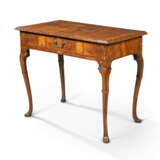 A GEORGE I FEATHER-BANDED WALNUT SIDE TABLE - фото 2