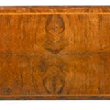 A GEORGE I FEATHER-BANDED WALNUT SIDE TABLE - фото 3