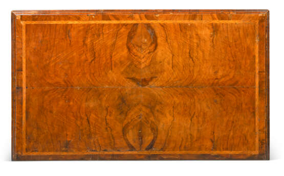 A GEORGE I FEATHER-BANDED WALNUT SIDE TABLE - photo 3
