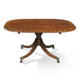 A LATE GEORGE III CALAMANDER CROSSBANDED MAHOGANY SMALL DINING TABLE - Foto 1