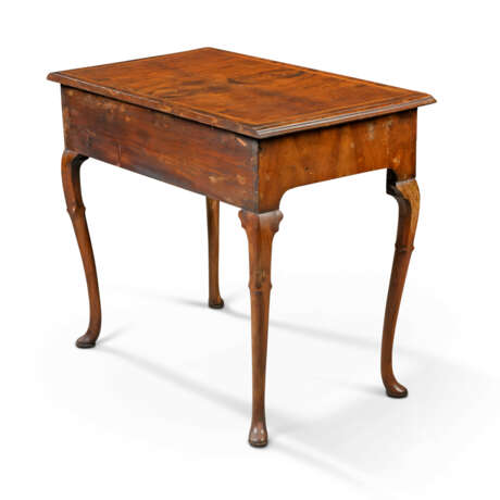A GEORGE I FEATHER-BANDED WALNUT SIDE TABLE - photo 4