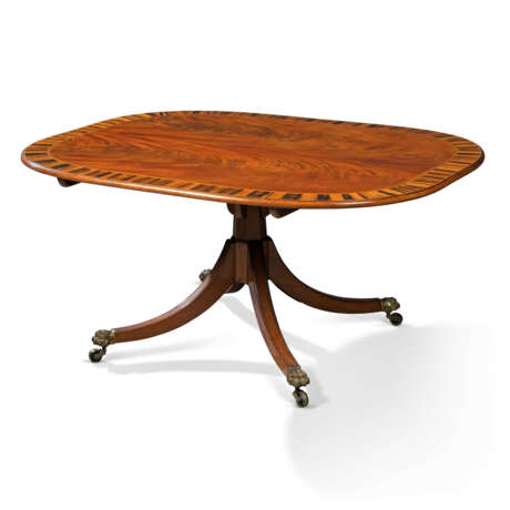 A LATE GEORGE III CALAMANDER CROSSBANDED MAHOGANY SMALL DINING TABLE - фото 2