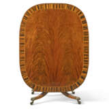 A LATE GEORGE III CALAMANDER CROSSBANDED MAHOGANY SMALL DINING TABLE - Foto 4