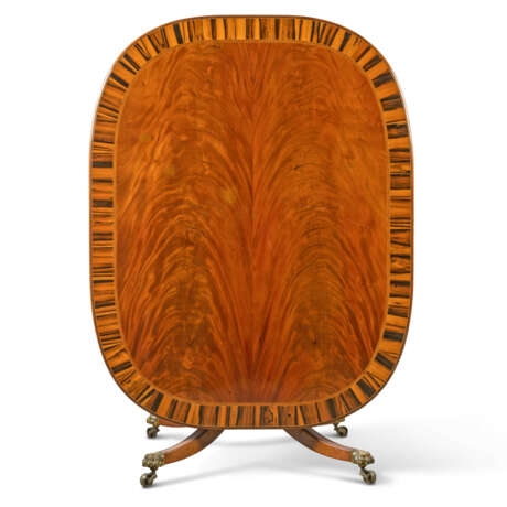 A LATE GEORGE III CALAMANDER CROSSBANDED MAHOGANY SMALL DINING TABLE - фото 4