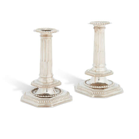 A PAIR OF WILLIAM AND MARY SILVER CANDLESTICKS - photo 1