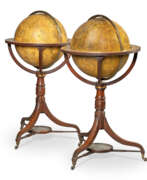 Schatulle. A PAIR OF 18 INCH REGENCY MAHOGANY TERRESTRIAL AND CELESTIAL GLOBES