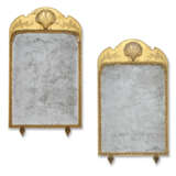 A NEAR PAIR OF GEORGE I GILTWOOD AND COMPOSITION PIER MIRRORS - Foto 1