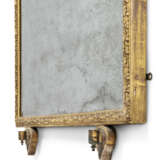 A NEAR PAIR OF GEORGE I GILTWOOD AND COMPOSITION PIER MIRRORS - Foto 5