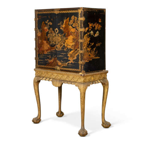 A CHINESE EXPORT BLACK AND GILT LACQUER CABINET ON STAND - photo 4