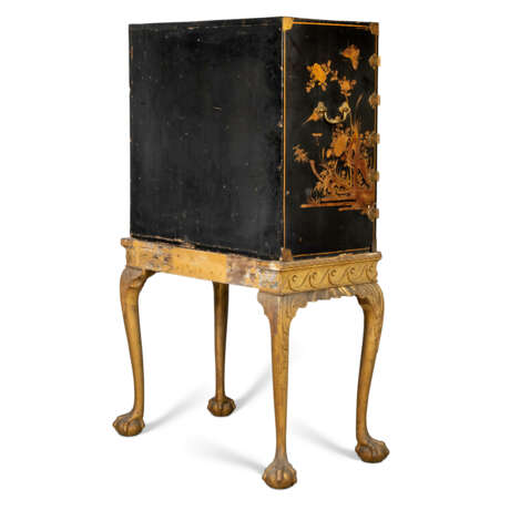 A CHINESE EXPORT BLACK AND GILT LACQUER CABINET ON STAND - photo 5