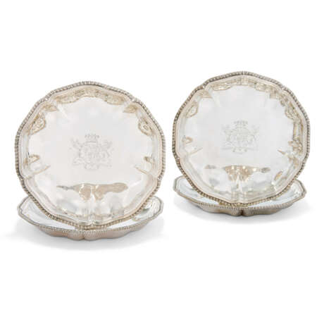 A SET OF FOUR GEORGE III SILVER VEGETABLE DISHES FROM THE 2ND BARON SANDYS` DINNER SERVICE - Foto 1