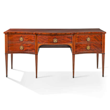 A GEORGE III BOXWOOD STRUNG, TULIPWOOD AND INDIAN ROSEWOOD CROSSBANDED, MAHOGANY SERPENTINE SIDEBOARD - Foto 1