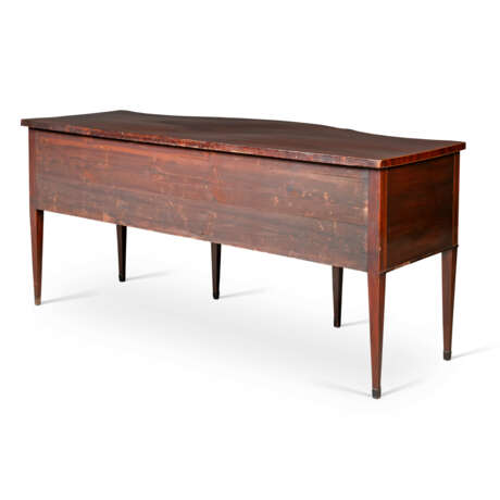 A GEORGE III BOXWOOD STRUNG, TULIPWOOD AND INDIAN ROSEWOOD CROSSBANDED, MAHOGANY SERPENTINE SIDEBOARD - Foto 2