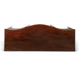 A GEORGE III BOXWOOD STRUNG, TULIPWOOD AND INDIAN ROSEWOOD CROSSBANDED, MAHOGANY SERPENTINE SIDEBOARD - Foto 4