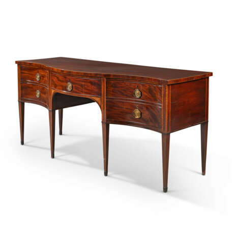A GEORGE III BOXWOOD STRUNG, TULIPWOOD AND INDIAN ROSEWOOD CROSSBANDED, MAHOGANY SERPENTINE SIDEBOARD - Foto 5