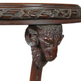 A PAIR OF GEORGE III STYLE MAHOGANY TORCHERES - Foto 4