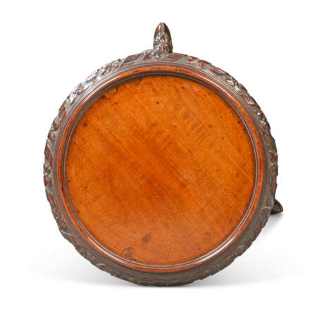 A PAIR OF GEORGE III STYLE MAHOGANY TORCHERES - Foto 7