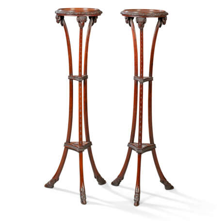 A PAIR OF GEORGE III STYLE MAHOGANY TORCHERES - Foto 9