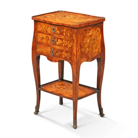 A LOUIS XV ENGRAVED FLORAL MARQUETRY-INLAID TULIPWOOD, SYCAMORE, FRUITWOOD AND KINGWOOD TABLE-EN-CHIFFONIERE - Foto 2