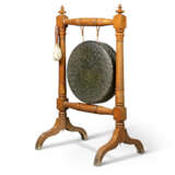 A MID-VICTORIAN ASH FRAMED BRONZE DINNER GONG - фото 2